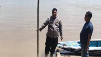 Petugas Kepolisian melakukan olah TKP di aliran Sungai Kapuas wilayah Kabupaten Sekadau. Seorang anak dilaporkan meninggal dunia saat berenang di kawasan Kampung Rojok, Sabtu (17/1).