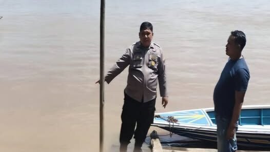 Petugas Kepolisian melakukan olah TKP di aliran Sungai Kapuas wilayah Kabupaten Sekadau. Seorang anak dilaporkan meninggal dunia saat berenang di kawasan Kampung Rojok, Sabtu (17/1).