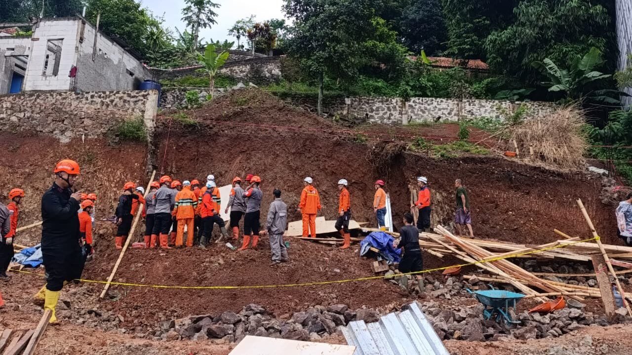 Tim gabungan dari BPBD, TNI/Polri, dan relawan saat melakukan evakuasi dan penanganan di lokasi longsor Dusun Cintamanah, Desa Cisempur, Kecamatan Jatinangor, Sumedang, Jumat (2/1). Insiden ini menewaskan empat pekerja bangunan. (Dok. HO/Faktakalbar.id)