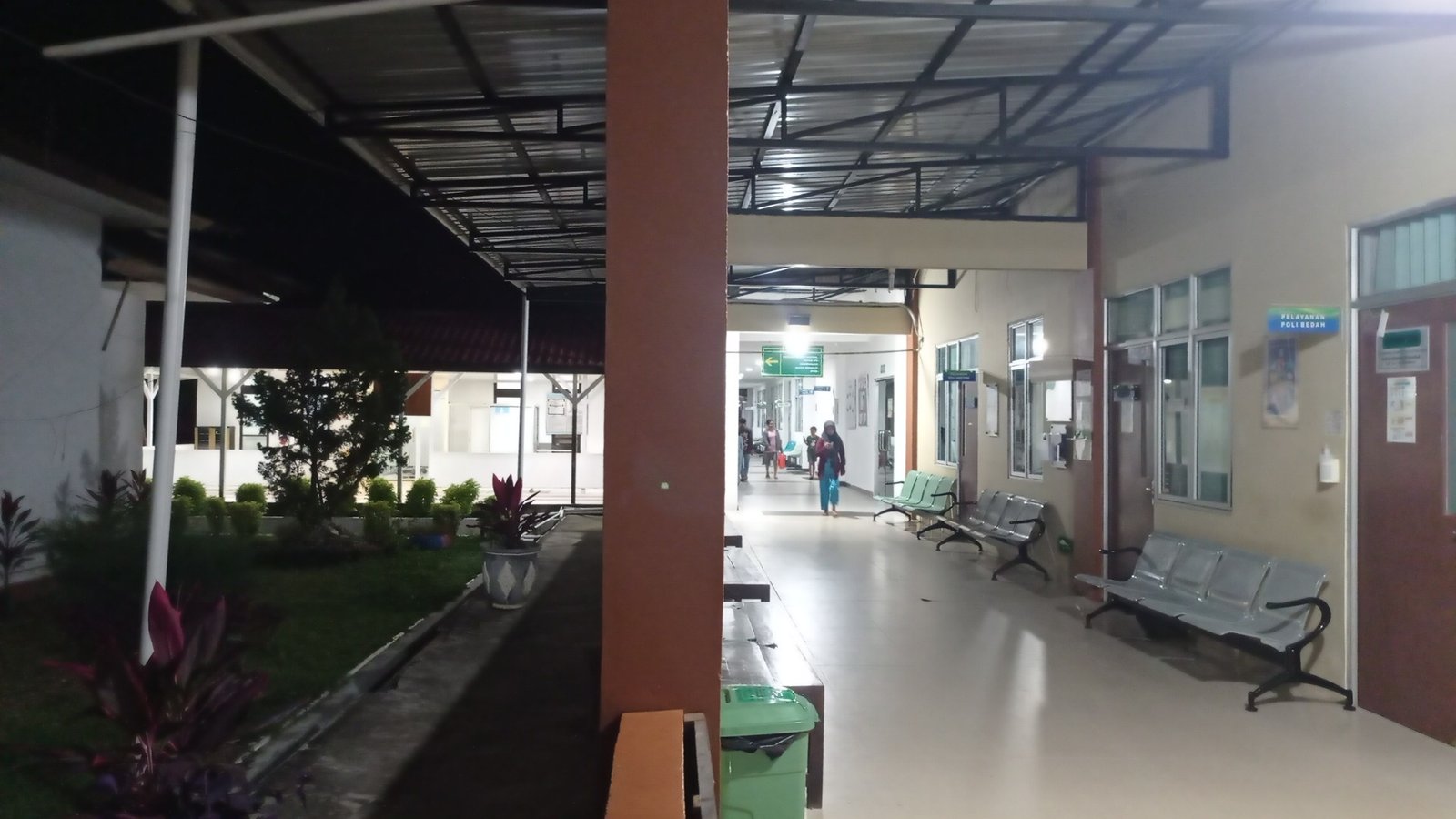 Suasana lorong ruang perawatan RSUD dr. Agoesdjam Ketapang tempat korban penganiayaan menjalani perawatan intensif. (Dok. Ist)