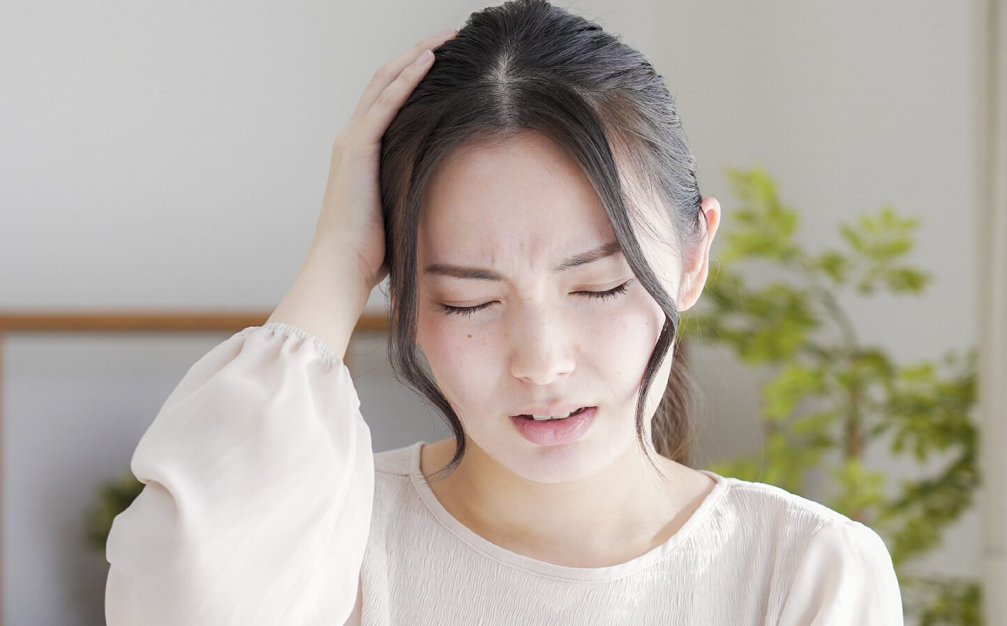 "Pernah merasa mau pingsan dan mual hebat setelah makan saat maag kambuh? Simak penjelasan medis soal Refleks Vasovagal dan cara mengatasinya di sini."