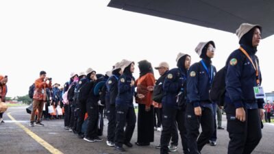 Barisan mahasiswa Politeknik Statistika STIS bersiap menaiki pesawat C-130J Super Hercules TNI AU di Lanud Halim Perdanakusuma untuk tugas pendataan bencana. (Dok. HO/Faktakalbar.id)