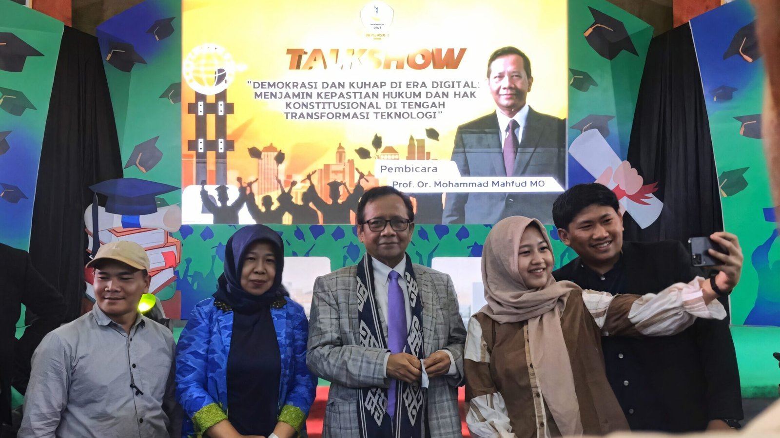 Mahfud MD menjadi pembicara di PCC, sebut KUHP baru hapus jejak kolonial di Pontianak. Ia juga kenalkan sistem teknologi untuk cegah jual beli perkara di kepolisian. (Dok: HO/Faktakalbar.id)