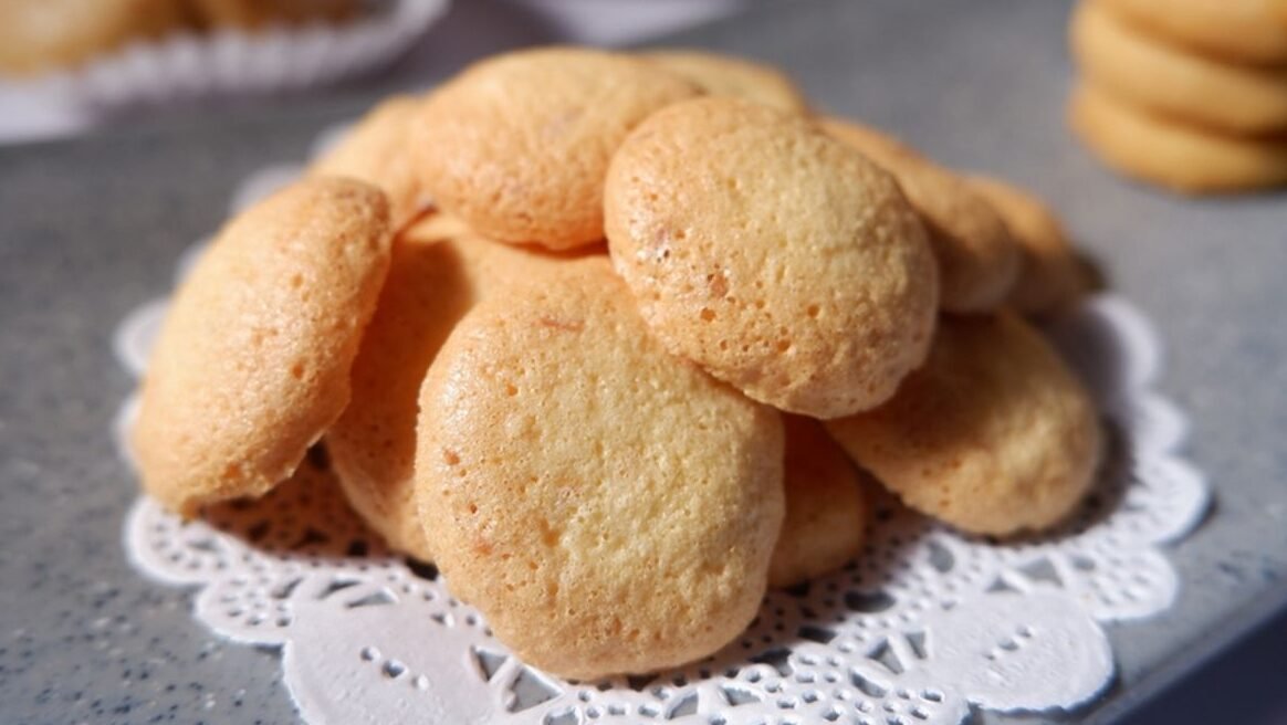 ''Bingung harus makan apa setelah muntah? Jangan sembarangan. Simak daftar makanan yang aman dan ampuh menenangkan perut serta mengganti cairan tubuh yang hilang."