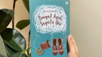 "Bukan sekadar cerita kemiskinan, Novel "Dompet Ayah Sepatu Ibu" mengajarkan kita arti memaafkan orang tua dan perjuangan tanpa batas. Simak 5 pesan menyentuh hatinya di sini."