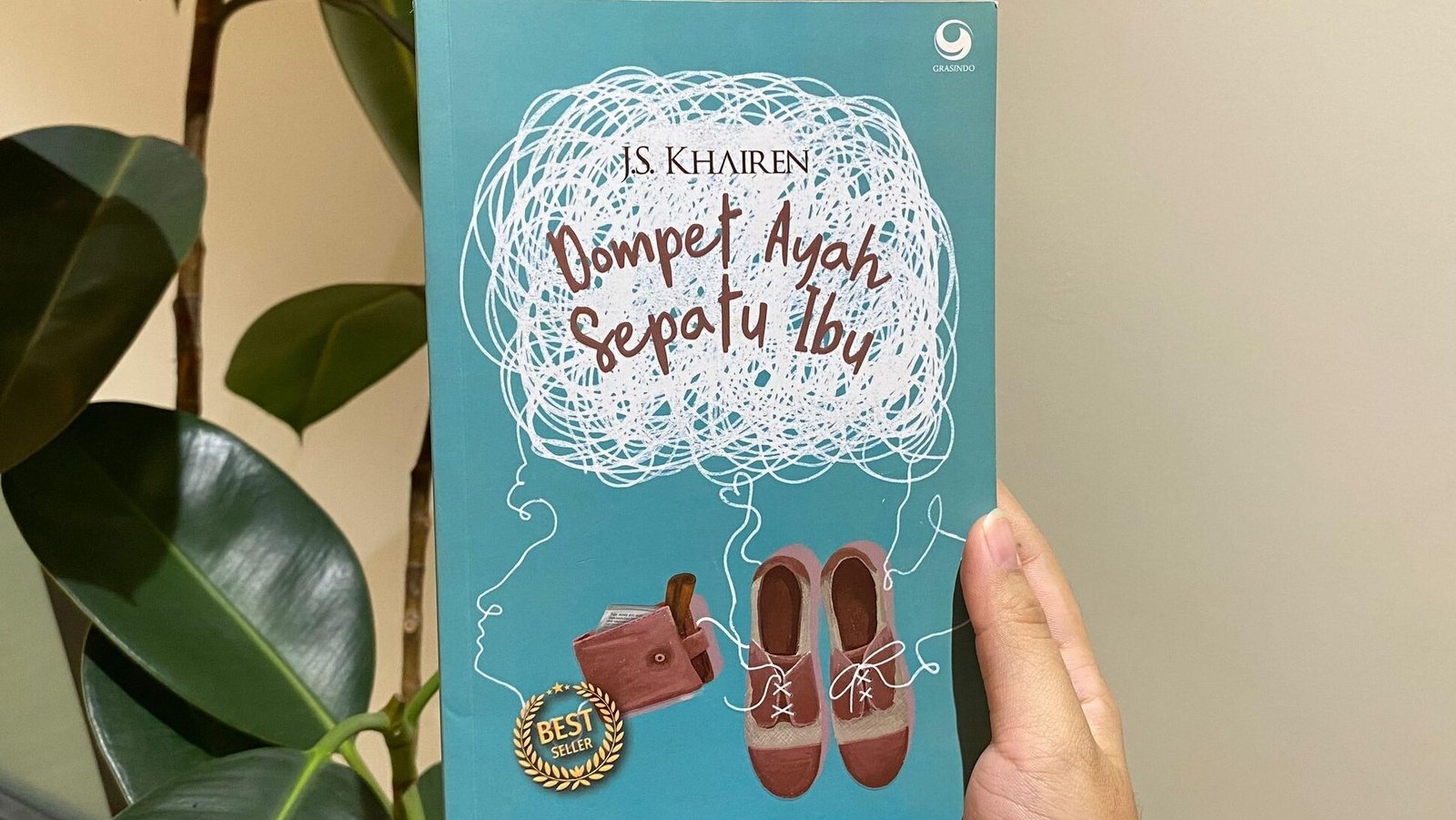 "Bukan sekadar cerita kemiskinan, Novel "Dompet Ayah Sepatu Ibu" mengajarkan kita arti memaafkan orang tua dan perjuangan tanpa batas. Simak 5 pesan menyentuh hatinya di sini."