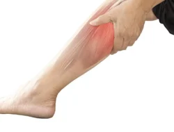 Mandi Malam di Atas Jam 7 Picu Rematik: Fakta Medis atau Sekadar Mitos Belaka?