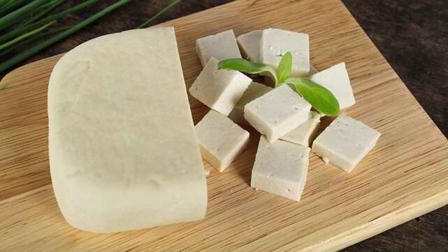 "Tahu bukan sekadar makanan murah. Kaya protein dan isoflavon, simak 5 manfaat ajaib tahu untuk kesehatan jantung, tulang, hingga kulit awet muda yang sering diremehkan."