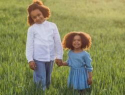 Bukan Cuma Manja: 5 Keistimewaan Menjadi Anak Bungsu yang Bikin Kakak Iri