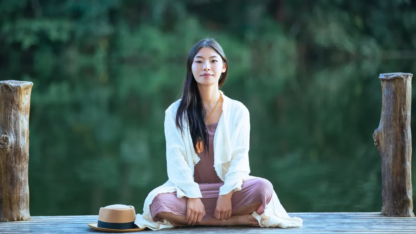 "Kesepian tidak selalu menyedihkan. Simak 6 manfaat rasa sepi yang ternyata bisa meningkatkan kreativitas, kemandirian, dan kesehatan mentalmu di sini."