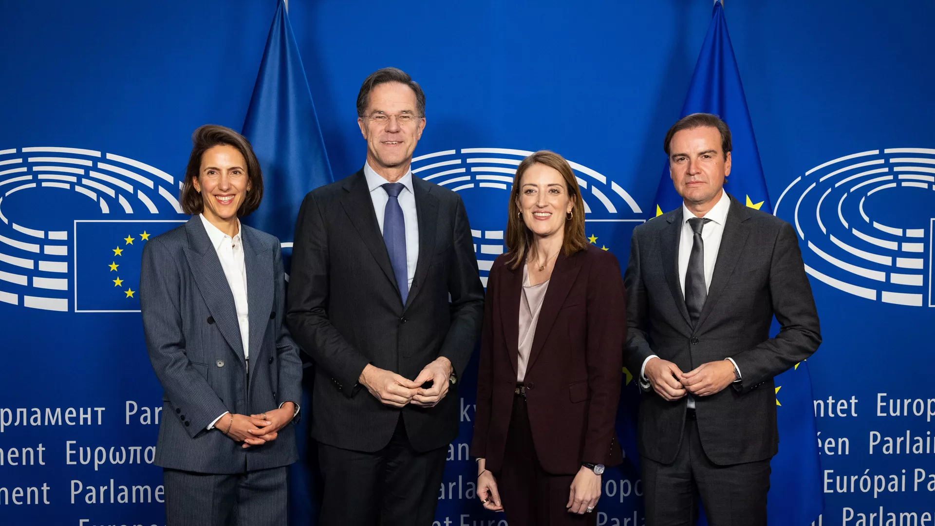 Sekretaris Jenderal NATO Mark Rutte berfoto bersama para pimpinan Renew Europe dalam acara Renew Global Europe Forum di Parlemen Eropa. (Dok. NATO)