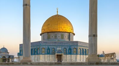 Ilustrasi - Besok libur Isra Mikraj. Kenali sejarah Nabi Muhammad menembus langit ketujuh dan menerima perintah salat lima waktu. (Dok. Ist)