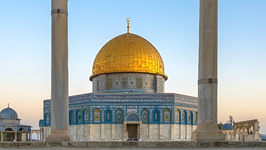 Ilustrasi - Besok libur Isra Mikraj. Kenali sejarah Nabi Muhammad menembus langit ketujuh dan menerima perintah salat lima waktu. (Dok. Ist)