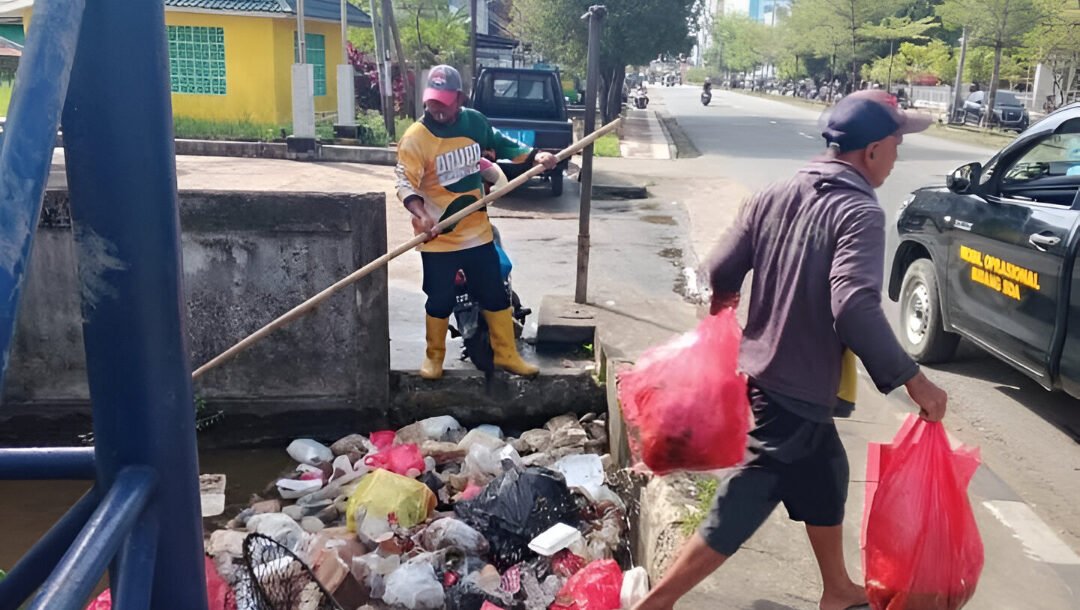 Masyarakat membersihkan parit. (Dok: @pemkot.pontianak)