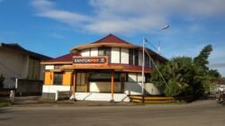 "Pontianak menyimpan jejak sejarah kolonial yang estetik. Simak 4 bangunan peninggalan Belanda di Pontianak yang masih kokoh, mulai dari Kantor Pos hingga kawasan Jalan Urip."