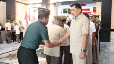 Menhan Sjafrie Sjamsoeddin (kanan) instruksikan TNI siapkan strategi perang siber berlarut. (Dok. Ist)