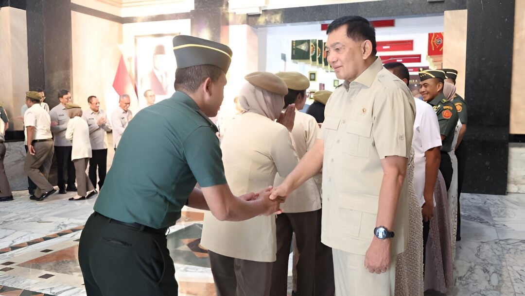 Menhan Sjafrie Sjamsoeddin (kanan) instruksikan TNI siapkan strategi perang siber berlarut. (Dok. Ist)