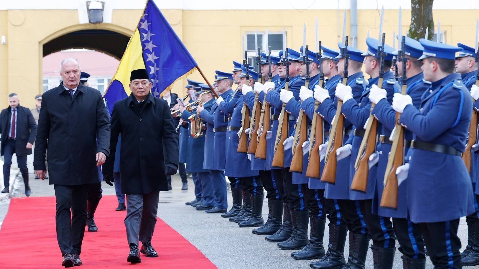 Menteri Pertahanan RI Sjafrie Sjamsoeddin didampingi Menhan Bosnia dan Herzegovina Zukan Helez melakukan pemeriksaan pasukan kehormatan saat kunjungan resmi di Sarajevo. (Dok. HO/Faktakalbar.id)