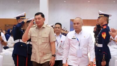 Menteri Pertahanan RI Sjafrie Sjamsoeddin didampingi Kepala BSSN Nugroho Sulistyo Budi disambut jajaran personel saat menghadiri BSSN Executive Town Hall 2026 di Depok. (Dok. HO/Faktakalbar.id)
