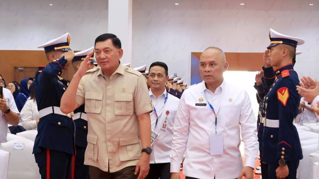 Menteri Pertahanan RI Sjafrie Sjamsoeddin didampingi Kepala BSSN Nugroho Sulistyo Budi disambut jajaran personel saat menghadiri BSSN Executive Town Hall 2026 di Depok. (Dok. HO/Faktakalbar.id)