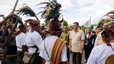Menteri Pertahanan Sjafrie Sjamsoeddin disambut hangat oleh warga dengan pakaian adat saat menghadiri pengukuhan pengurus UNTAS di Kupang. (Dok. HO/Faktakalbar.id)