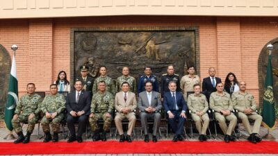 Menteri Pertahanan RI Sjafrie Sjamsoeddin berfoto bersama petinggi militer dan pejabat pertahanan Pakistan di Islamabad. (Dok. HO/Faktakalbar.id)