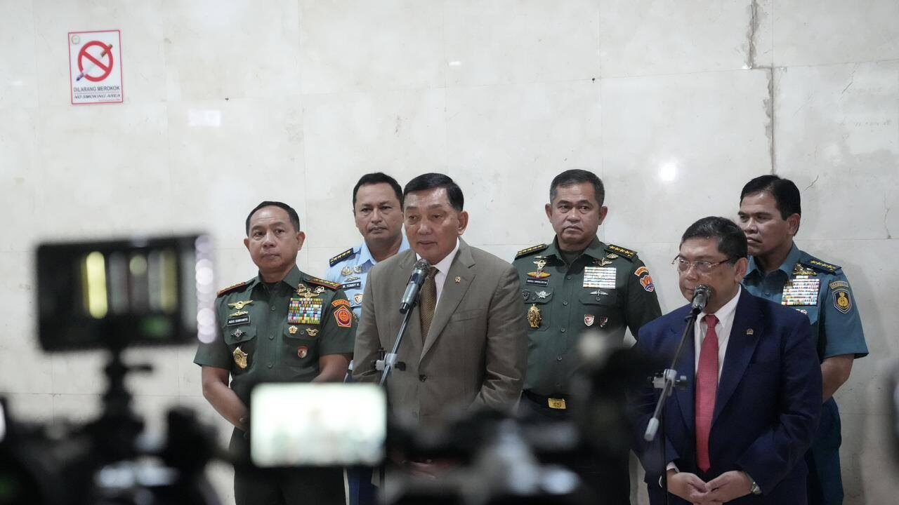 Menteri Pertahanan Sjafrie Sjamsoeddin memberikan keterangan pers didampingi jajaran TNI usai Rapat Kerja dengan Komisi I DPR RI. (Dok. HO/Faktakalbar.id)