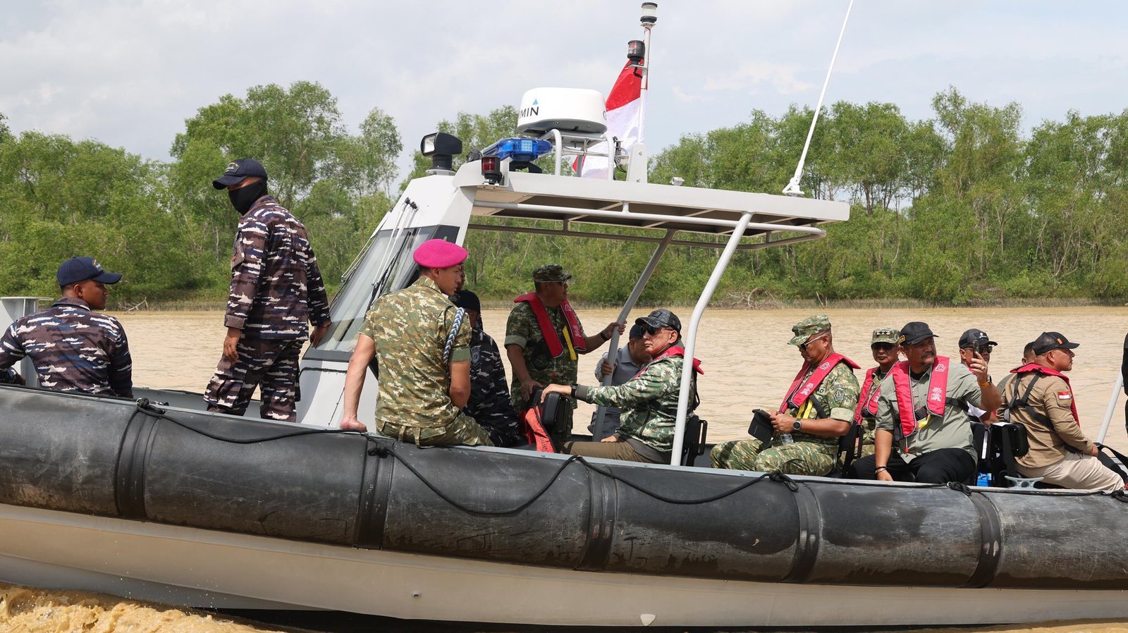 Menteri Pertahanan, Sjafrie Sjamsoeddin (tengah, berkacamata hitam), saat menyusuri aliran Sungai Tamiang menggunakan kapal cepat untuk meninjau kondisi sedimentasi dan muara di Kabupaten Aceh Tamiang, Minggu (4/1). (Dok. HO/Faktakalbar.id)