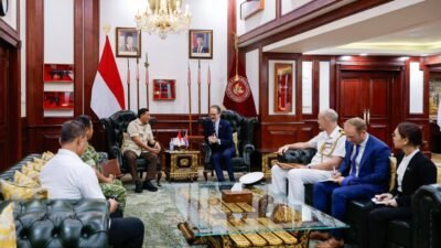 Menteri Pertahanan Sjafrie Sjamsoeddin melakukan pertemuan bilateral dengan Duta Besar Inggris Dominic James Robert Jermey di Kantor Kemhan Jakarta. (Dok. Kemhan RI)