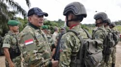 Menteri Pertahanan Sjafrie Sjamsoeddin melakukan pemeriksaan pasukan dan perlengkapan saat kunjungan kerja ke Yonif TP 827/Mahakam Cakti Yudha di Kutai Barat. (Dok. Kemhan RI)