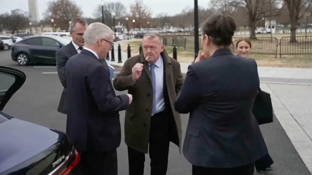 Menteri Luar Negeri Denmark Lars Løkke Rasmussen terlihat merokok saat berdiskusi dengan delegasi usai pertemuan membahas Greenland di Washington D.C. (Dok. Ist)