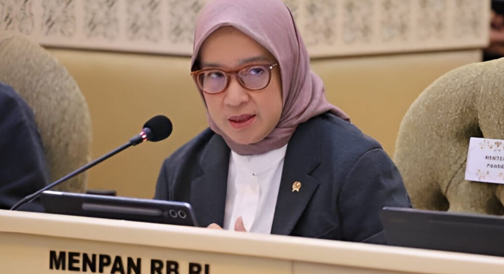 Menteri Rini Widyantini mendampingi Presiden Prabowo meresmikan Sekolah Rakyat. Rini pastikan tata kelola SDM berjalan optimal. (Dok. Ist)