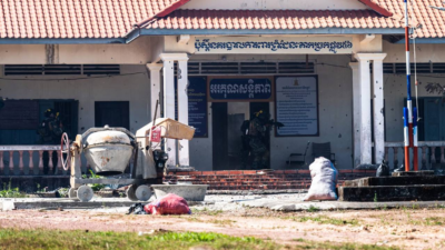 Personel militer terlihat berjaga di sekitar bangunan bertuliskan aksara Khmer di wilayah perbatasan yang menjadi lokasi konflik, menyusul ketegangan militer yang telah berlangsung selama 21 hari antara Thailand dan Kamboja. (Dok. Ist)
