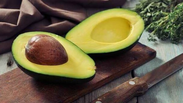 "Benarkah makan alpukat bikin gemuk dan merusak diet? Simak ulasan fakta nutrisi dan cara konsumsi alpukat yang benar agar berat badan tetap ideal."