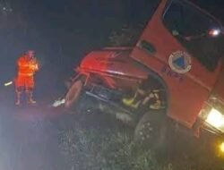 Hindari Pick-Up Ngebut, Mobil Damkar Terperosok dalam Perjalanan ke Pasar Seluas