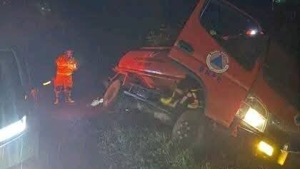 Kondisi satu unit armada pemadam kebakaran (Damkar) yang terperosok keluar jalur di Dusun Semayas, Desa Rodaya, saat hendak menuju lokasi kebakaran di Pasar Seluas, Sabtu (3/1).