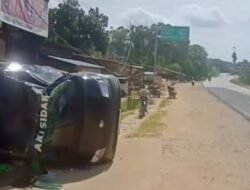 Hilang Kendali, Pick Up Grandmax Terguling Timpa Toko dan Motor di Batang Tarang