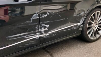 Ilustrasi - Insiden laka lantas terjadi di Simpang Empat Tanjung Hulu, Pontianak, Minggu (4/1/2026). Mobil tersebut menyenggol bodi kendaraan korban hingga menyebabkan goresan panjang. (Dok. Ist)