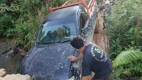 Kondisi satu unit mobil yang terperosok akibat jembatan ambruk di Sungai Tundun Kelenyi, Jalan Poros Landau Kumpang - Riam Tapang.