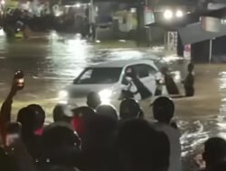 Viral Mobil Nyaris Hanyut Diterjang Banjir Landak
