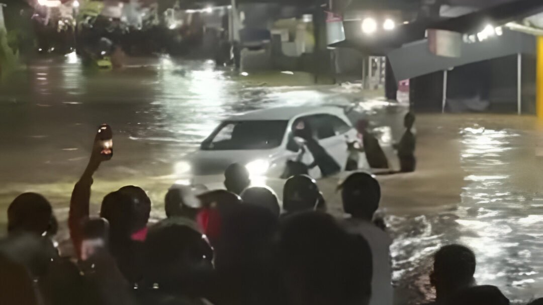 Tangkapan layar sebuah mobil nyaris hanyut terseret arus banjir bandang di Karangan, Landak. Akses jalan lumpuh total akibat luapan sungai. (Dok. Ist)