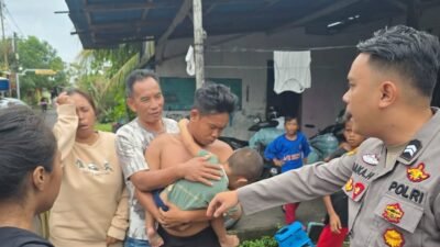 Personel SPKT Polsek Pontianak Barat saat mengantarkan seorang anak yang sempat tersesat kembali ke pelukan orang tuanya di Gang Sadpraja, Kelurahan Sungai Beliung, Kamis (1/1/2026). (Dok. HO/Faktakalbar.id)
