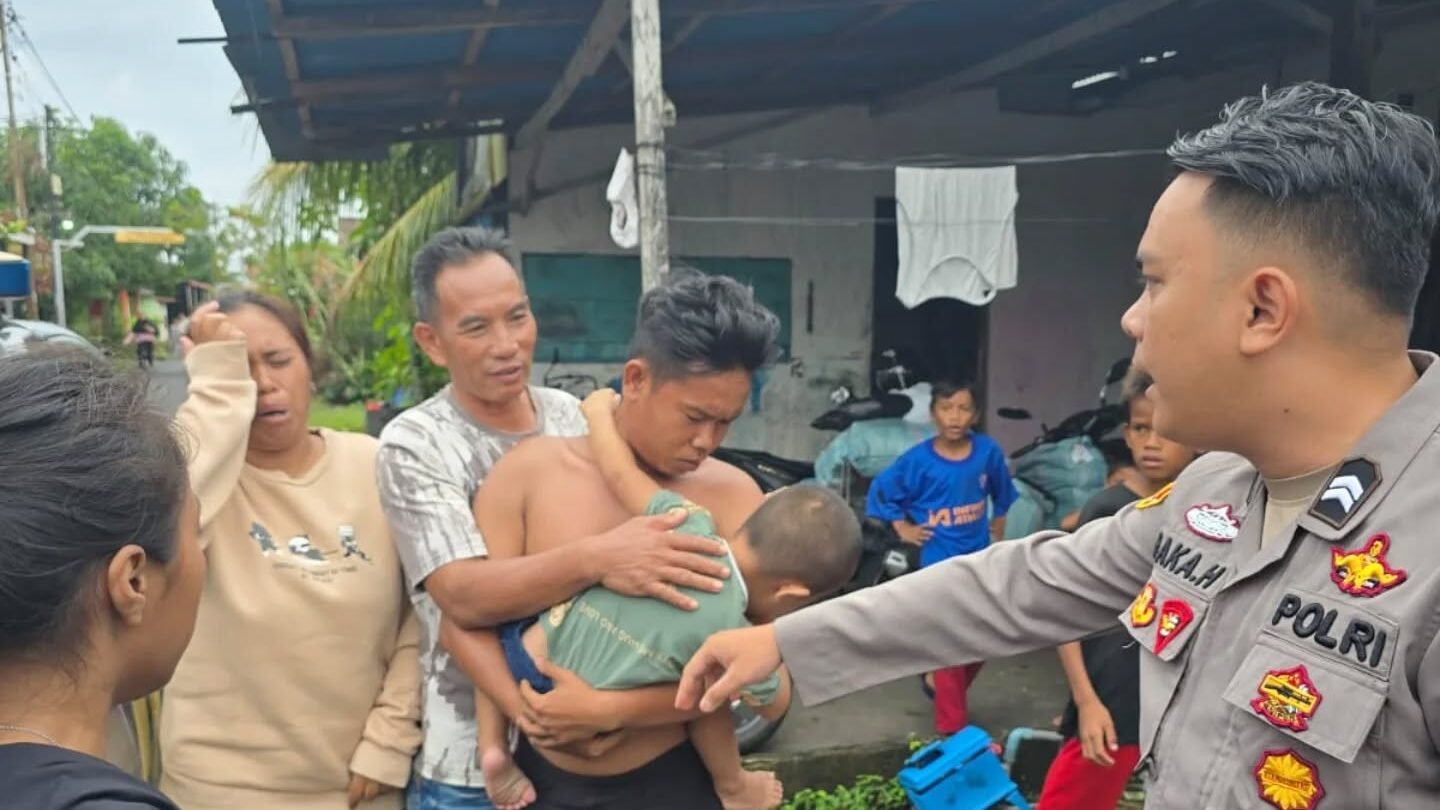 Personel SPKT Polsek Pontianak Barat saat mengantarkan seorang anak yang sempat tersesat kembali ke pelukan orang tuanya di Gang Sadpraja, Kelurahan Sungai Beliung, Kamis (1/1/2026). (Dok. HO/Faktakalbar.id)