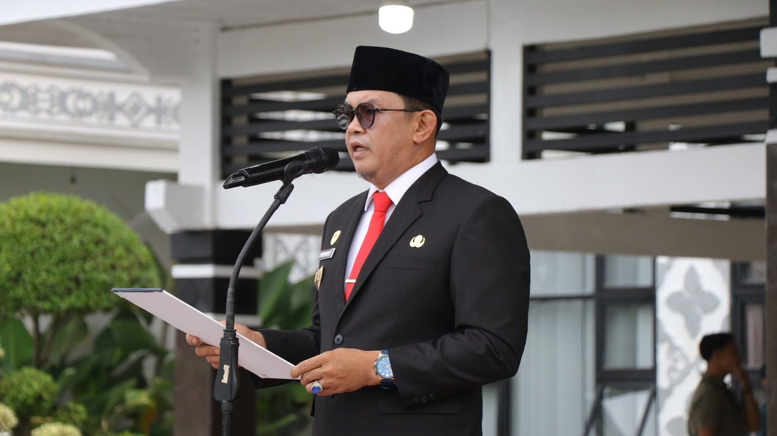 Wakil Wali Kota Singkawang, Muhammadin, membacakan amanat Gubernur saat menjadi Inspektur Upacara HUT ke-69 Pemprov Kalbar di Halaman Kantor Wali Kota. (Dok. HO/Faktakalbar.id)