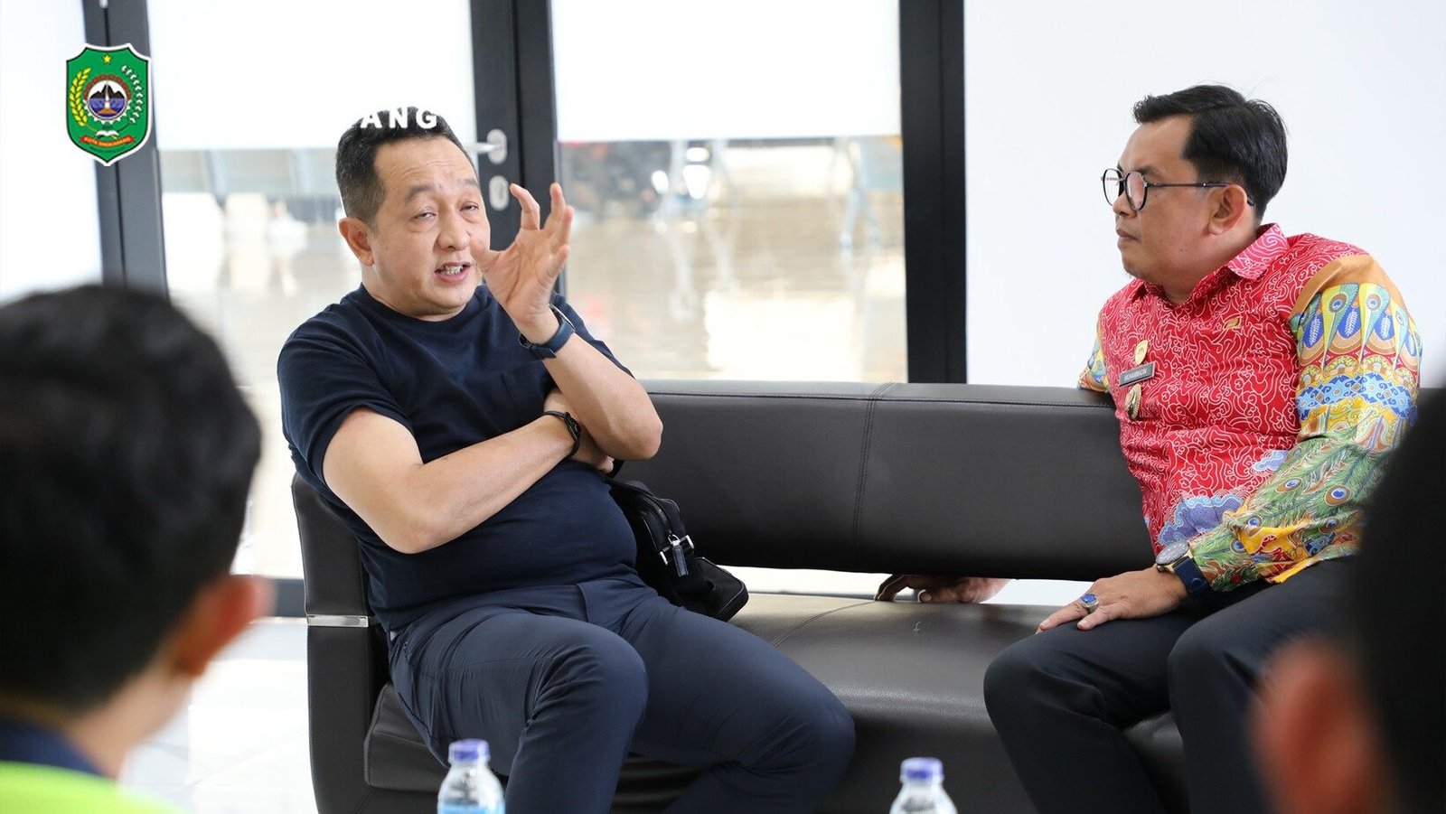 Wakil Wali Kota Singkawang, Muhammadin, berdiskusi serius dengan Anggota Komisi V DPR RI, Yuliansyah, di ruang tunggu Bandara Singkawang terkait rencana pengembangan infrastruktur. (Dok. HO/Faktakalbar.id)