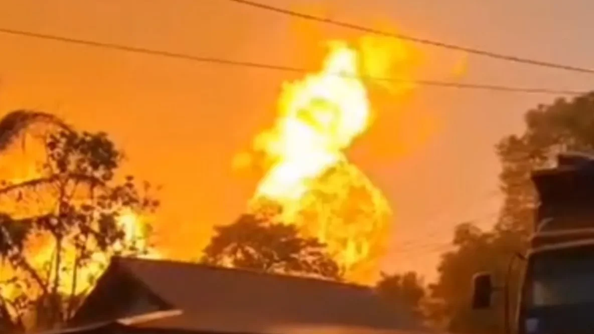 Ledakan pipa gas yang menghanguskan kendaraan dan bangunan usaha warga di Desa Batu Ampar, Kabupaten Indragiri Hilir.