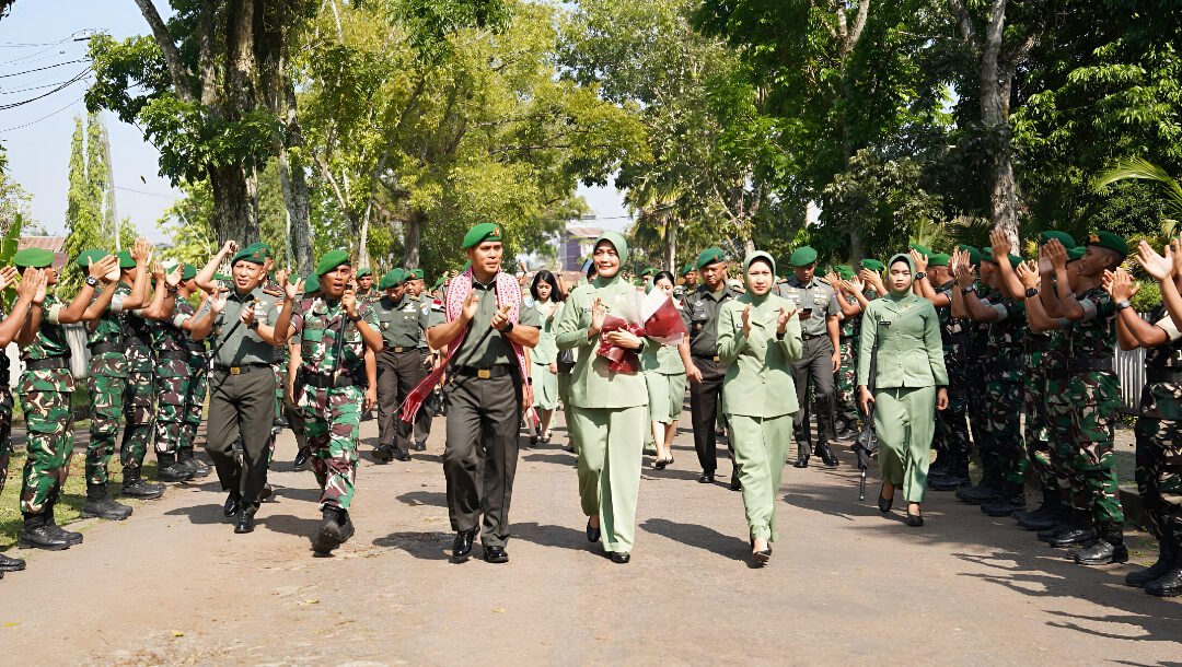 Panglima Komando Daerah Militer (Pangdam) XII/Tanjungpura, Novi Rubadi Sugito, meninjau langsung kesiapan Marshaling Area Batalyon Infanteri Teritorial Pembangunan (Yonif TP) 882/Hulubalang di Kabupaten Kubu Raya, Kamis (29/1/2026). (Dok: HO/Faktakalbar.id)
