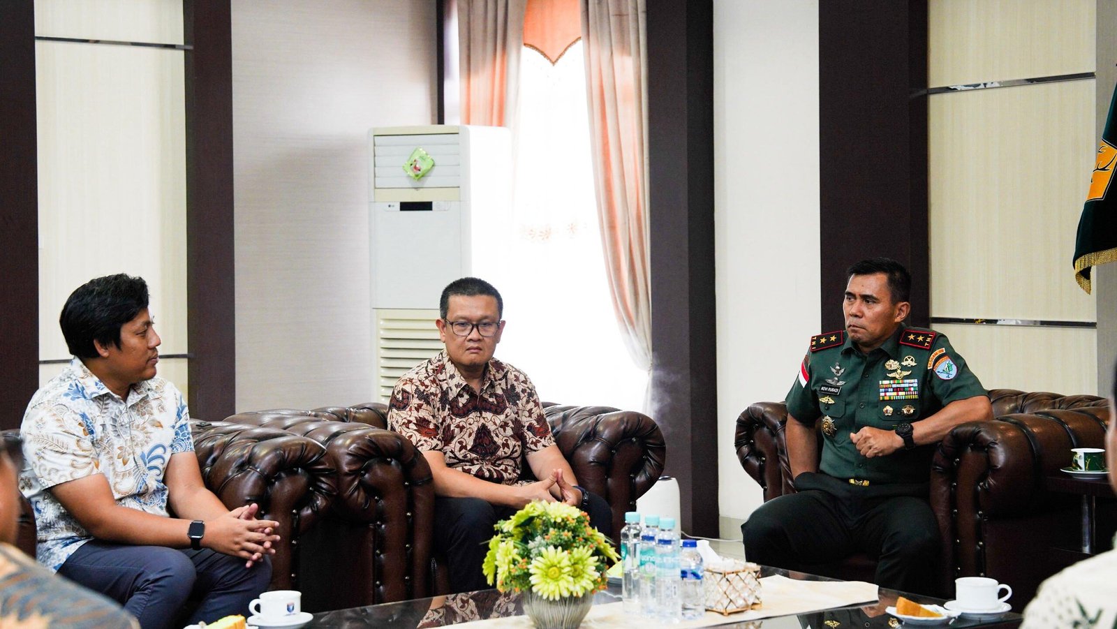 Pangdam XII/Tanjungpura, Mayjen TNI Novi Rubadi Sugito saat menerima kunjungan kehormatan Direktur Utama PT Antam Tbk, Untung Budiharto di Makodam XII/Tpr, Senin (26/1).