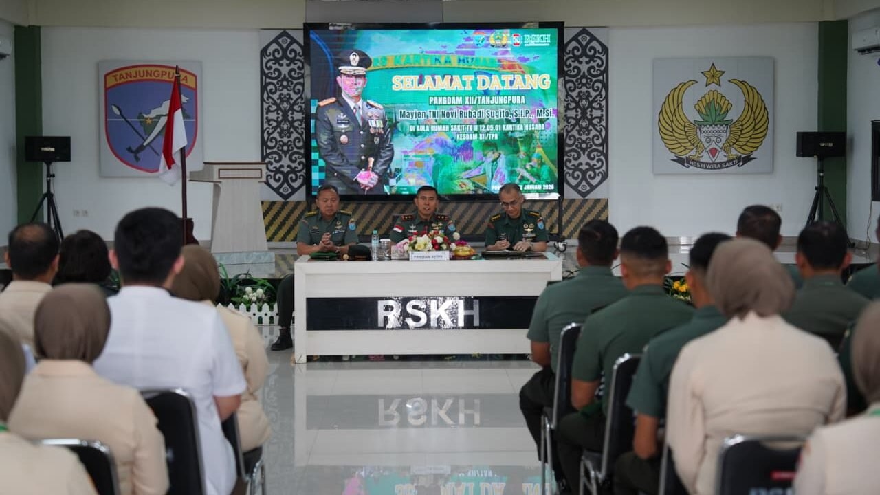 Pangdam XII/Tanjungpura, Mayjen TNI Novi Rubadi Sugito, saat memberikan pengarahan terkait peningkatan pelayanan medis kepada personel RS Kartika Husada, Kamis (22/1).