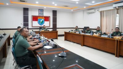 Pangdam XII/Tpr, Mayjen TNI Novi Rubadi Sugito, saat memberikan arahan strategis usai mengikuti rapat evaluasi percepatan koperasi desa di Makodam, Selasa (20/1).